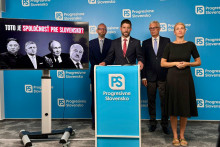 Predseda hnutia Progresívne Slovensko Michal Šimečka a predstavitelia PS Ivan Korčok a Peter Bátor. FOTO: HN/Akos Cséplö