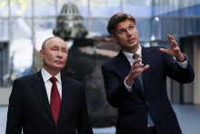 Ruský prezident Vladimir Putin a šéf štátnej korporácie Roskosmos Dmitrij Bakanov. FOTO: Reuters/Sputnik