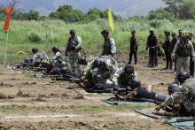 Príslušníci Národnej milície sa zúčastňujú vojenských cvičení po výzve prezidenta Nicolasa Madura na obranu národnej suverenity uprostred rastúceho napätia s USA. FOTO: Reuters