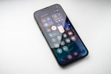 Operačný systém iOS 26 v stabilnej verzii na iPhone 16e.