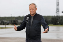 Poľský premiér Donald Tusk prehovoril počas cvičenia Iron Defender 2025 na cvičisku v poľskej Ustke. FOTO: Reuters