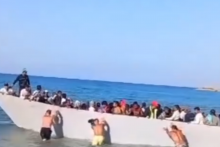 Migrantov po príchode lode na pláž Sarakiniko na ostrove Gavos ”odprevadili” miestni naspäť do mora. FOTO: YouTube/GMC