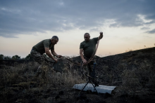 Donecká oblasť. Príslušníci ukrajinskej 10. útočnej horskej brigády cvičia streľbu z guľometu. (september 2025) FOTO: Petr Topič, MAFRA