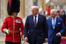 Americký prezident Donald Trump a britský kráľ Karol III. si prezerajú čestnú stráž po príchode na Windsorský hrad. FOTO: Reuters