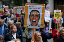 Demonštrantka drží transparent počas protestu s nápisom „Trump nie je vítaný“ počas štátnej návštevy prezidenta USA Donalda Trumpa v Londýne. FOTO: Reuters