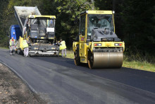 Mnohé župné cesty by u nás potrebovali nový asfalt. FOTO: TASR/M. Kapusta
