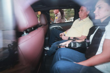 Bývalý brazílsky prezient Jair Bolsonaro a jeho manželka Michelle Bolsonarová odchádzajú z nemocnice v Brazílii. FOTO: TASR/AP