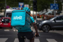 Wolt doručuje potraviny v rámci svojho marketu a tiež z bežných reťazcov, ako je Billa či Tesco.