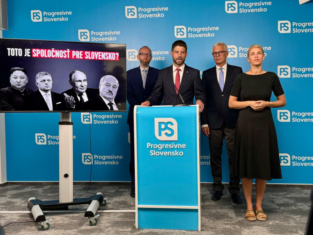 Predseda hnutia Progresívne Slovensko Michal Šimečka a predstavitelia PS Ivan Korčok a Peter Bátor. FOTO: HN/Akos Cséplö