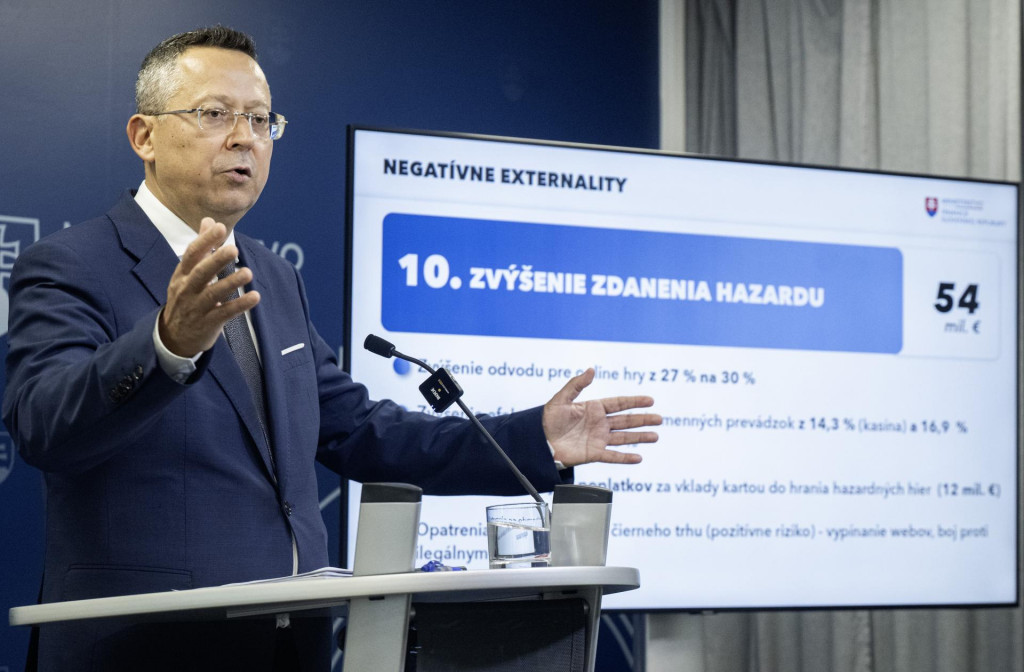 Na snímke minister financií Ladislav Kamenický počas predstavovania konsolidačných opatrení na rok 2026. FOTO: TASR/M. Baumann