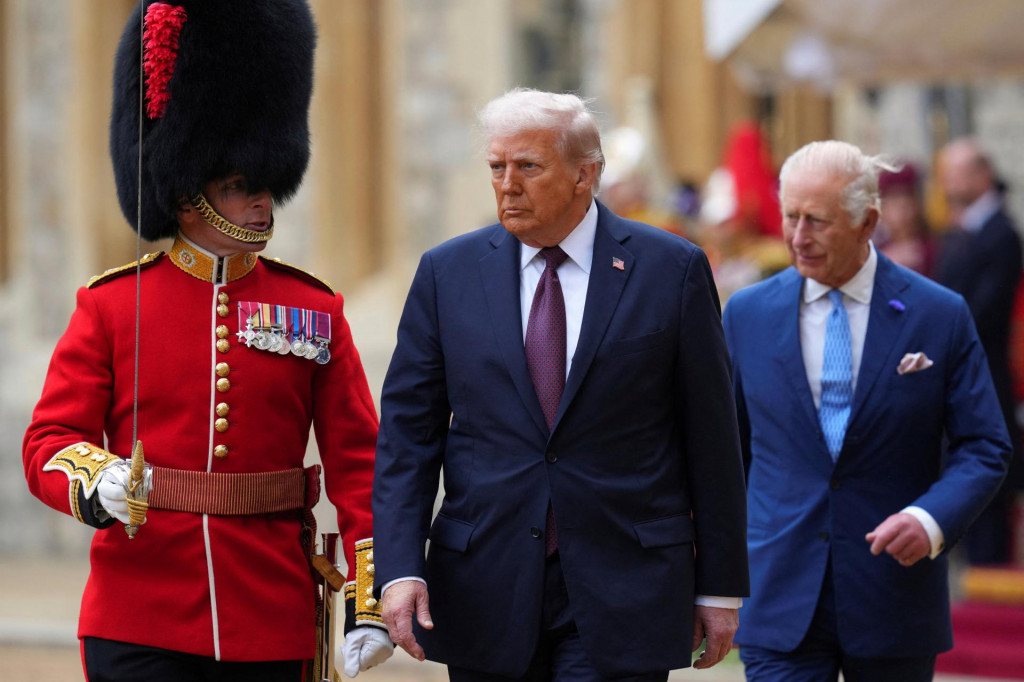 Americký prezident Donald Trump a britský kráľ Karol III. si prezerajú čestnú stráž po príchode na Windsorský hrad. FOTO: Reuters