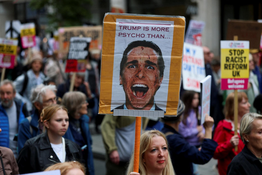 Demonštrantka drží transparent počas protestu s nápisom „Trump nie je vítaný“ počas štátnej návštevy prezidenta USA Donalda Trumpa v Londýne. FOTO: Reuters
