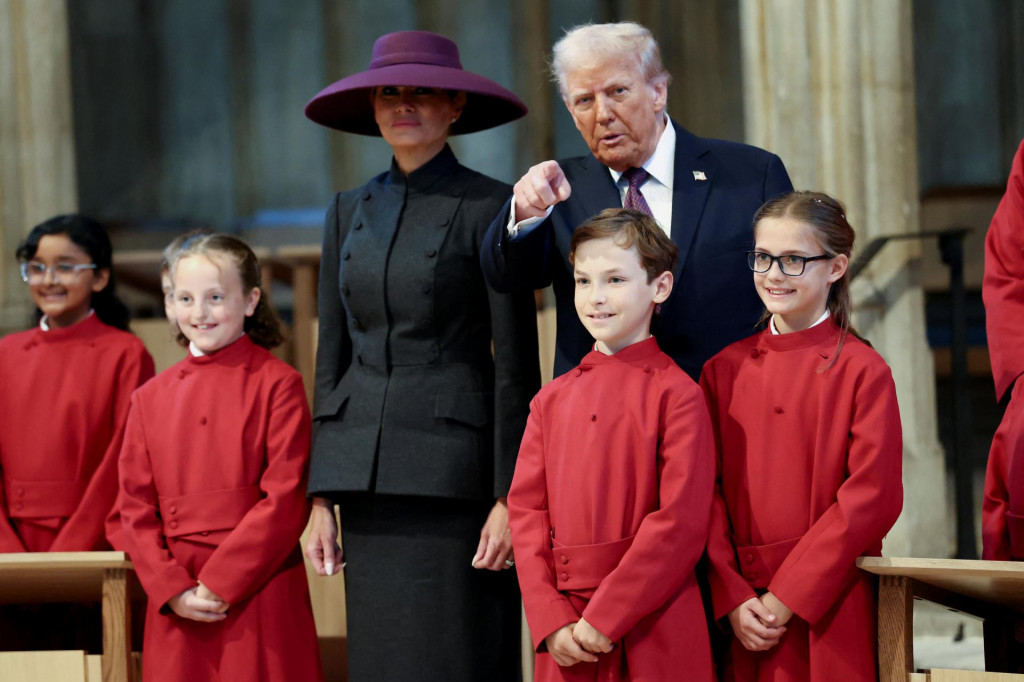 Americký prezident Donald Trump a prvá dáma Melania Trumpová počas štátnej návštevy Windsoru navštívili kaplnku sv. Juraja. FOTO: Reuters