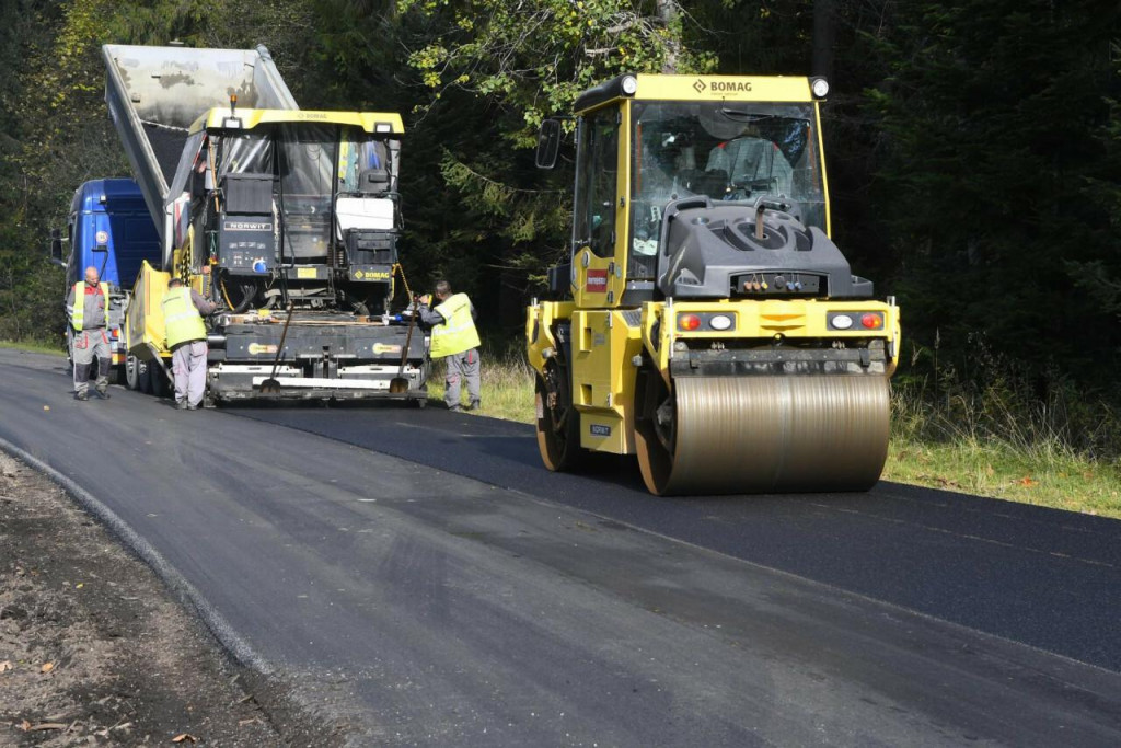 Mnohé župné cesty by u nás potrebovali nový asfalt. FOTO: TASR/M. Kapusta