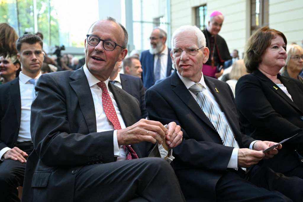 Nemecký kancelár Friedrich Merz a Josef Schuster, predseda Ústrednej rady Židov v Nemecku. FOTO: Reuters