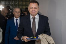 Na snímke guvernér Národnej banky Slovenska a exminister financií Peter Kažimír (vpredu) a advokát Ondrej Mularčík.

FOTO: TASR/J. Kotian