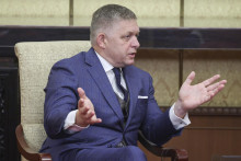 Slovenský premiér Robert Fico sa stretol s ruským prezidentom Vladimirom Putinom v Pekingu, no negatívne dôsledky tretieho kola konsolidácie verejných financií týmto manévrom na odvrátenie pozornosti nemôže zakryť. FOTO: TASR/AP