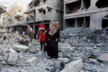 Palestínčania kontrolujú miesto izraelského útoku na dom v meste Gaza. FOTO: Reuters