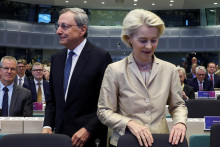 Bývalý prezident Európskej centrálnej banky Mario Draghi a šéfka Európskej komisie Ursula von der Leyenová. FOTO: REUTERS