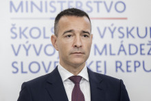 Minister školstva a podpredseda Hlasu Tomáš Drucker v parlamente ako balík pretláča hneď sedem právnych noriem. FOTO: TASR/M. Baumann