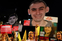 Anat Angrestová, matka rukojemníka Matana Angresta, obvinila izraelského premiéra z toho, že začiatkom pozemnej operácie v meste Gaza podľa jej slov obetuje zvyšných rukojemníkov. FOTO: REUTERS