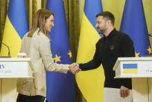 Predsedníčka Európskeho parlamentu Roberta Metsolová a ukrajinský prezident Volodymyr Zelenskyj počas tlačovej konferencie v Kyjeve 17. septembra 2025. FOTOň. TASR/AP