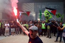 Štrajkujúci francúzsky železničný pracovník sa zúčastňuje štrajku. FOTO: Reuters