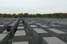 Minimalistický, no ohromujúci svojou rozlohou – taký je Židovský pamätník v Berlíne, známy aj ako Pamätník holokaustu. Ide o rozporuplné dielo pietnej architektúry, ktoré otvára bolestivé diskusie. Jeho dostupnosť láka až 3,5 milióna návštevníkov ročne.