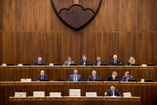 Budeme rokovať namiesto do 19. hodiny až do ôsmej večer, oznámil Richard Raši. FOTO: Parlament SR