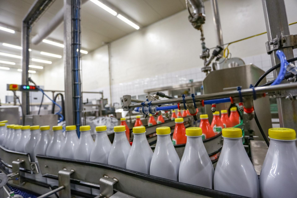 Na snímke plniaca linka jogurtov vo Zvolenskej mliekarni. FOTO: TASR/Dušan Hein