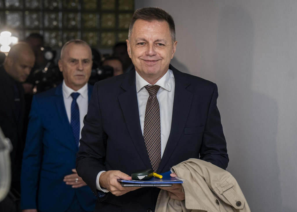 Na snímke guvernér Národnej banky Slovenska a exminister financií Peter Kažimír (vpredu) a advokát Ondrej Mularčík.

FOTO: TASR/J. Kotian