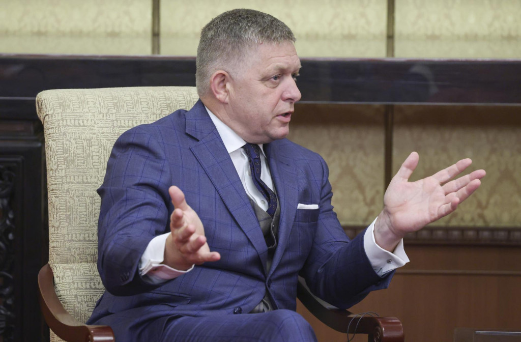 Slovensk&yacute; premi&eacute;r Robert Fico sa stretol s rusk&yacute;m prezidentom Vladimirom Putinom v Pekingu, no negat&iacute;vne d&ocirc;sledky tretieho kola konsolid&aacute;cie verejn&yacute;ch financi&iacute; t&yacute;mto man&eacute;vrom na odvr&aacute;tenie pozornosti nem&ocirc;že zakryť. FOTO: TASR/AP