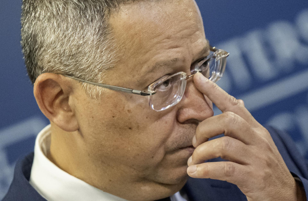 Pri oznamovaní tretieho konsolidačného balíčka vládnych opatrení sa minister financií SR Ladislav Kamenický zapotil. FOTO: TASR