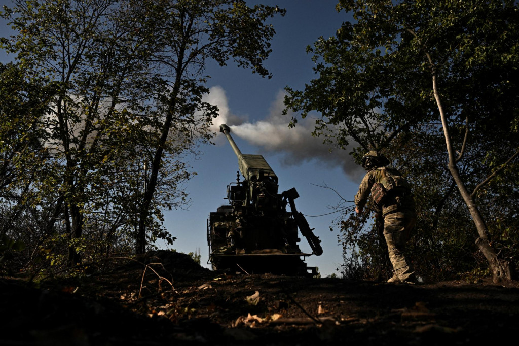 Ukrajinský vojak strieľa zo samohybnej húfnice Bohdana na ruské jednotky v Záporožskej oblasti. FOTO: Reuters
