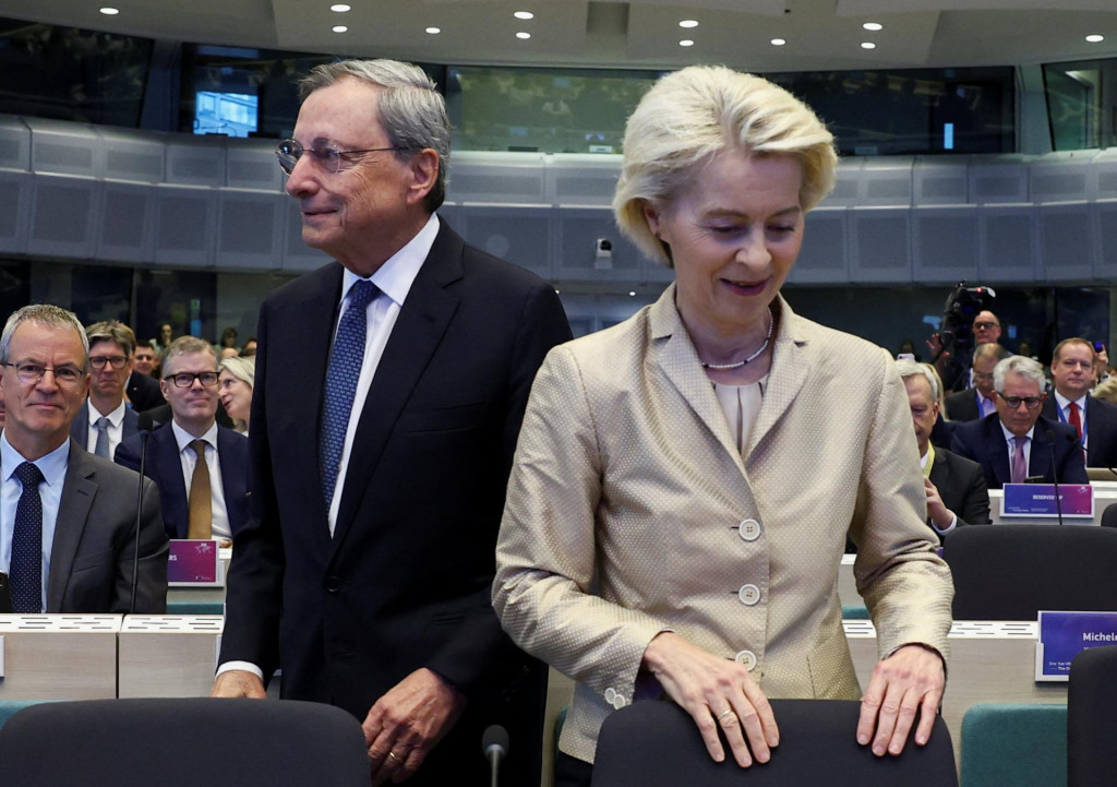 Bývalý prezident Európskej centrálnej banky Mario Draghi a šéfka Európskej komisie Ursula von der Leyenová. FOTO: REUTERS