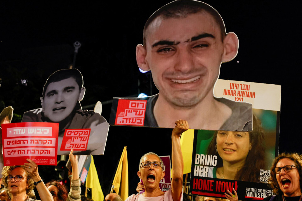 Anat Angrestová, matka rukojemníka Matana Angresta, obvinila izraelského premiéra z toho, že začiatkom pozemnej operácie v meste Gaza podľa jej slov obetuje zvyšných rukojemníkov. FOTO: REUTERS