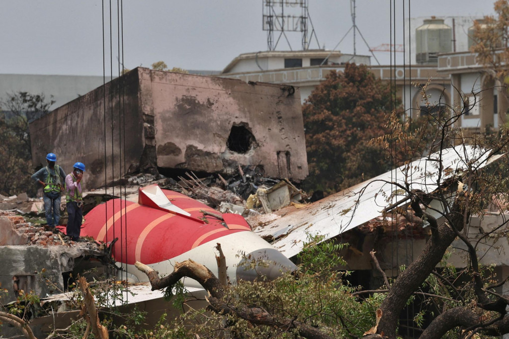 Pri nehode lietadla spoločnosti Air India zomrelo celkovo 260 ľudí a iba jeden pasažier prežil. FOTO: Reuters