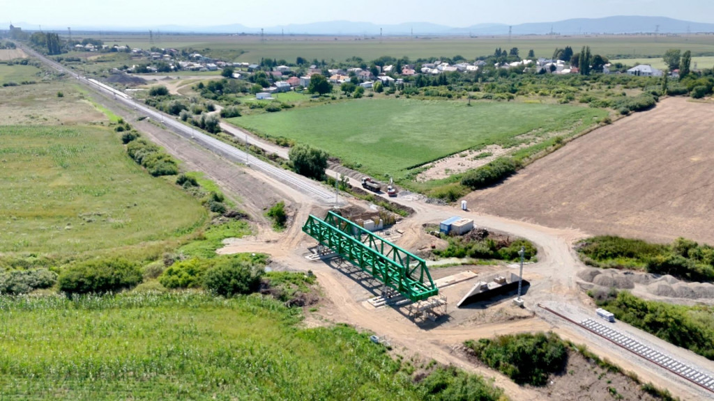 Na trati pri Humennom sa musí osadiť nový most. FOTO: Michal Feik