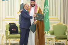 Pakistanský premiér Šáhbáz Šaríf (vľavo) a saudskoarabský korunný princ Muhammad bin Salmán po podpísaní novej obrannej dohody v saudskoarabskom Rijáde 18. septembra 2025. FOTO: TASR/AP