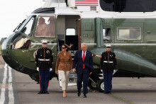 Americký prezident Donald Trump a prvá dáma Melania Trumpová vystupujú zo záložného vrtuľníka Marine One po tom, čo hlavný vrtuľník Marine One mal po odlete z Chequers na letisku London Standsted v Británii mechanický problém. FOTO: Reuters