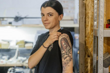 ”Motanka nás chráni už stovky rokov. Vedľa nej vidíte plesnivec, pretože patrím k 10. horskej brigáde Edelvejs. Maky sú pripomienka padlých. No a samozrejme vyšývanka, to je náš národný symbol,” vysvetľuje Julija význam svojich tetovaní. FOTO: Mafra/Petr Topič