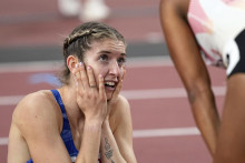 Slovenka Emma Zapletalová reaguje po zisku bronzovej medaily vo finále žien na 400 m cez prekážky na atletických MS v Tokiu. FOTO: TASR/AP