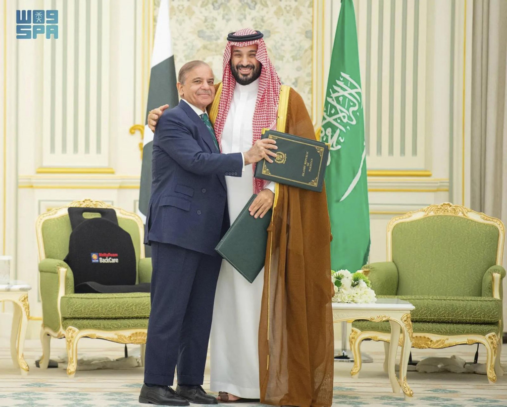 Pakistanský premiér Šáhbáz Šaríf (vľavo) a saudskoarabský korunný princ Muhammad bin Salmán po podpísaní novej obrannej dohody v saudskoarabskom Rijáde 18. septembra 2025. FOTO: TASR/AP