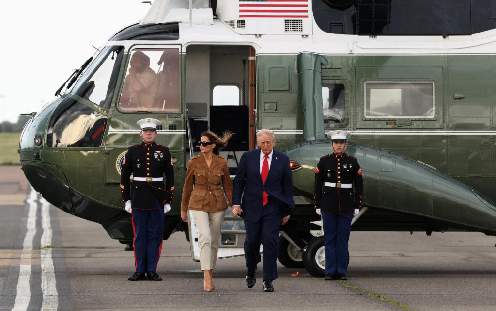 Americký prezident Donald Trump a prvá dáma Melania Trumpová vystupujú zo záložného vrtuľníka Marine One po tom, čo hlavný vrtuľník Marine One mal po odlete z Chequers na letisku London Standsted v Británii mechanický problém. FOTO: Reuters