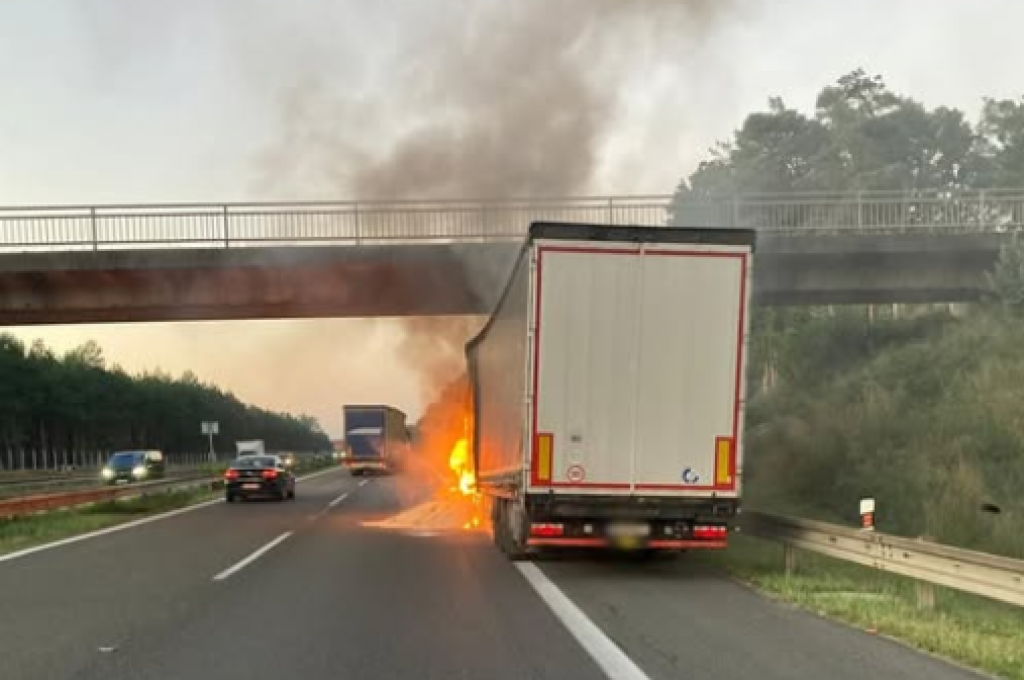 Horiaci kamión na D2. FOTO: Facebook polície