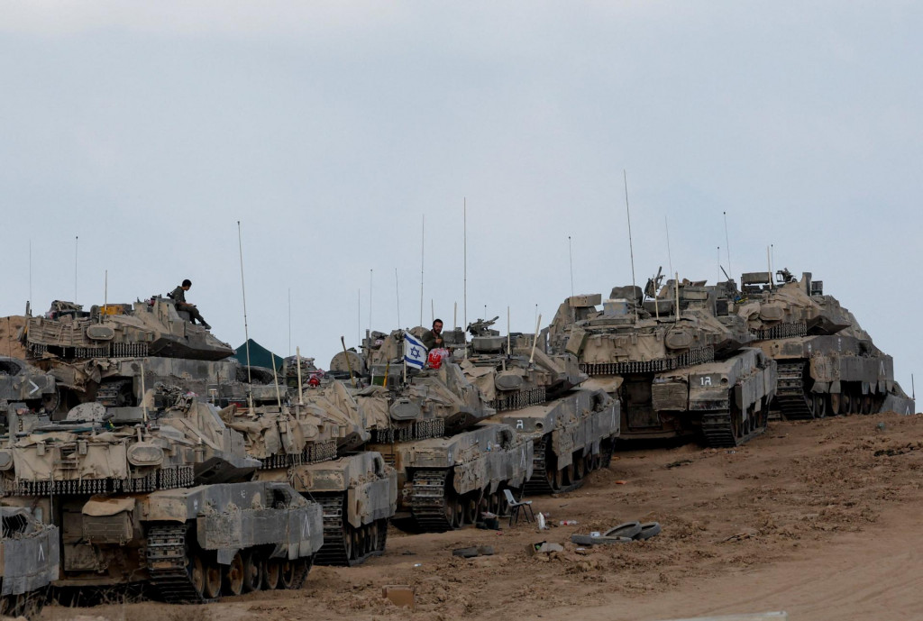 Izraelské tanky pri hraniciach s Gazou. FOTO: REUTERS