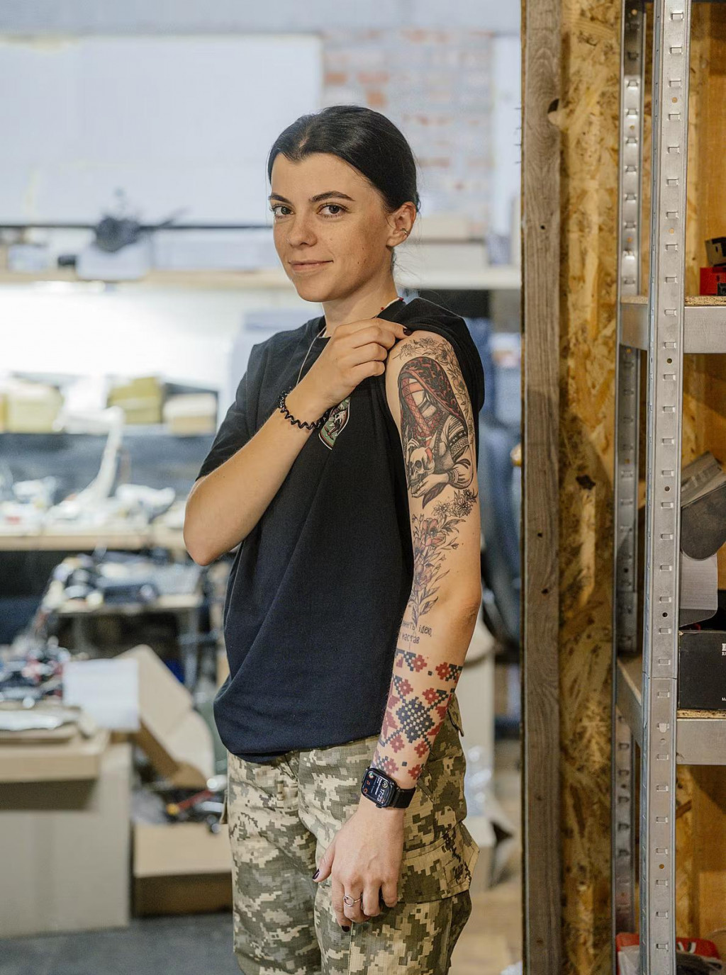 ”Motanka nás chráni už stovky rokov. Vedľa nej vidíte plesnivec, pretože patrím k 10. horskej brigáde Edelvejs. Maky sú pripomienka padlých. No a samozrejme vyšývanka, to je náš národný symbol,” vysvetľuje Julija význam svojich tetovaní. FOTO: Mafra/Petr Topič