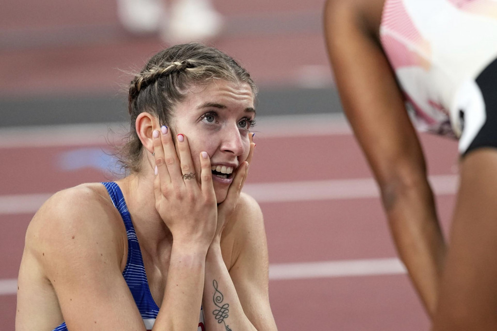 Slovenka Emma Zapletalová reaguje po zisku bronzovej medaily vo finále žien na 400 m cez prekážky na atletických MS v Tokiu. FOTO: TASR/AP