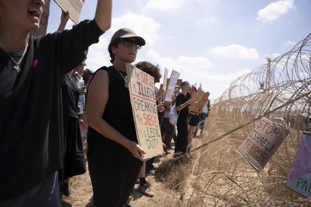 Aktivisti protestujú proti vojne v Pásme Gazy počas protestného pochodu na hranici Izraela s Pásmom Gazy. FOTO: TASR/AP