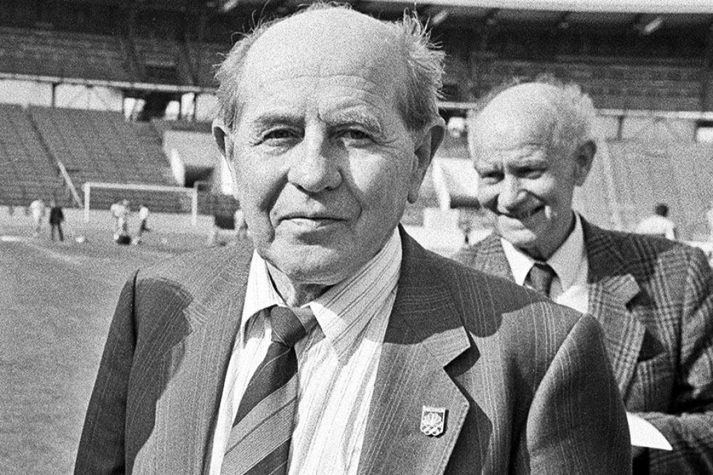 Československý atlét a štvornásobný olympijský víťaz vo vytrvalostnom behu Emila Zátopek (1922 – 2000)